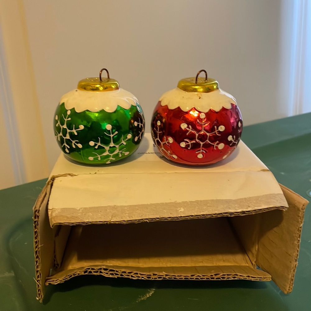 Christmas ornament salt and pepper shakers